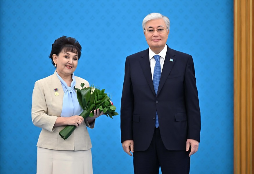 Жиын соңында Мемлекет басшысы білім беру ісіндегі аса үздік жетістіктері және Қазақстан Республикасына сіңірген айрықша еңбегі үшін бір топ педагогке «Қазақстанның еңбек сіңірген ұстазы» атағын тапсырды  t.me/aqorda_resmi