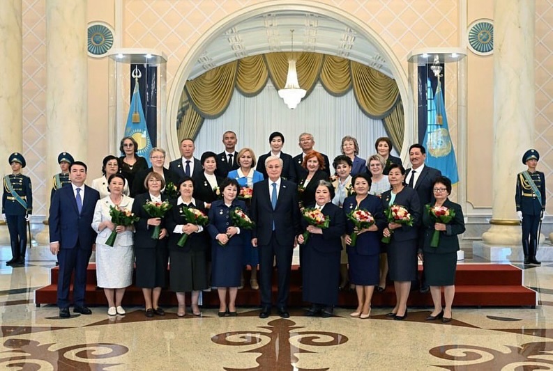 Абай облысының мұғалімі «Қазақстанның еңбек сіңірген ұстазы» атағымен марапатталды Мұғалімдер күні қарсаңында Мемлекет басшысы ұстаздарды кәсіби мерекесімен құттықтап, педагогтерге алғыс айтты.