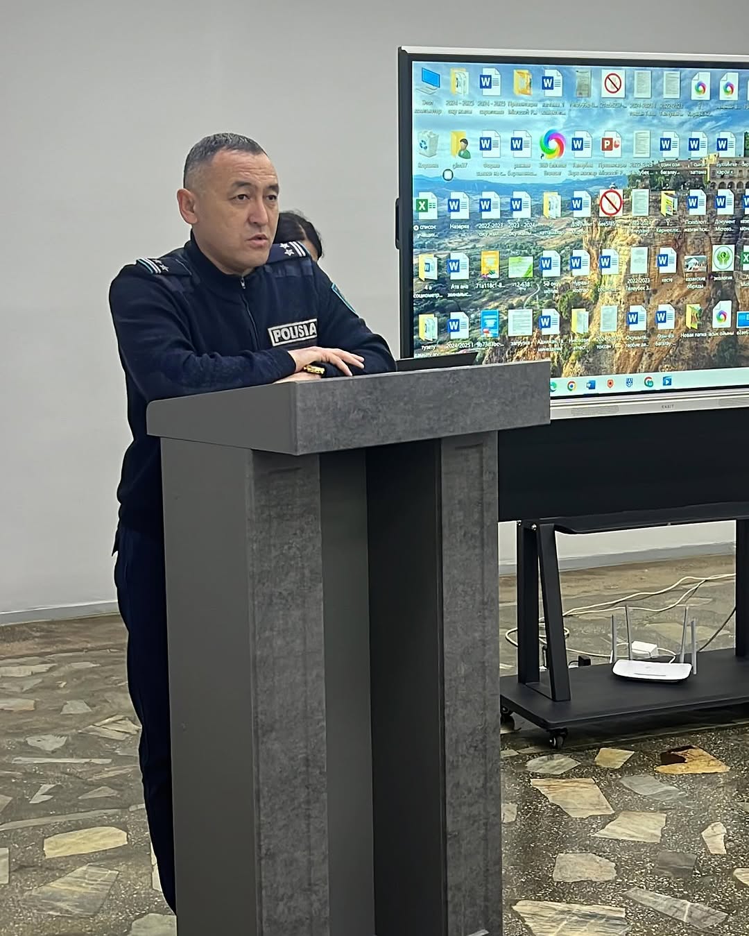 Құқықтық білім беру мақсатында Орталық ПБ өкілдерімен полиция подполковнигі
