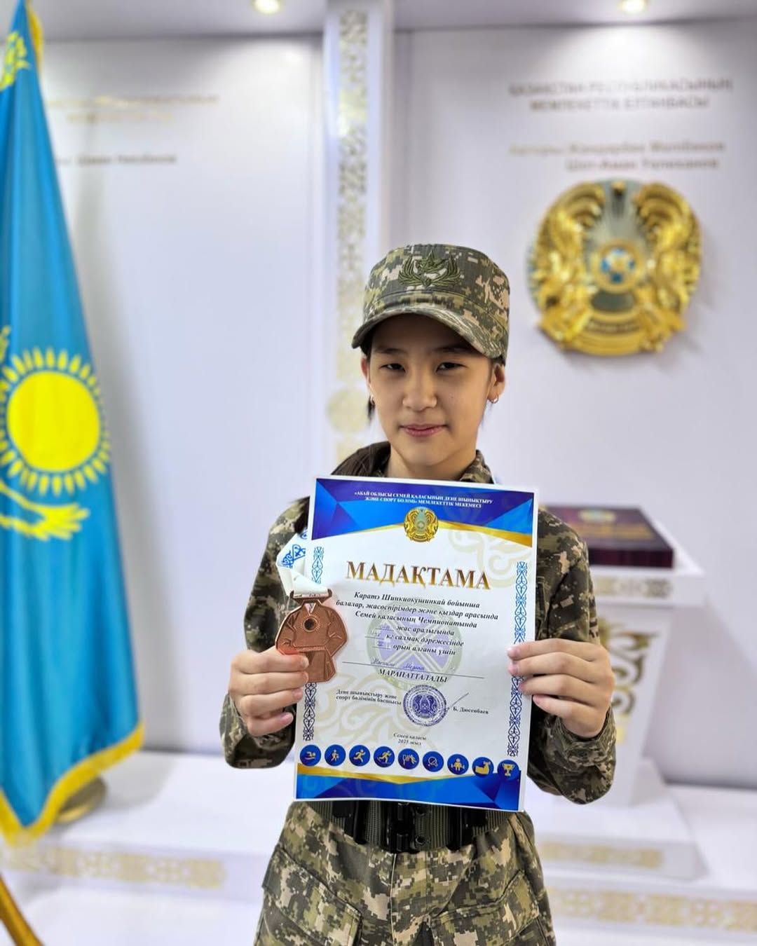 5”А” Жас сарбаз сыныбының оқушысы Меңғали Медина Дарханқызы Каратэ Шинкиокушинкай бойынша балалар,жасөспірімдер және қыздар арасында Семей қаласының Чемпионатында 10-11 жас аралығында III алған үшін марапатталды.